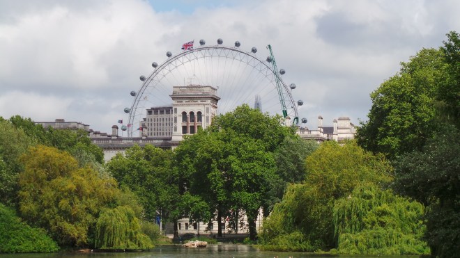A SUPER zoomed in photo of the London Eye from the park where I first spotted it.