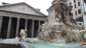 The fountain directly outside of the Pantheon.